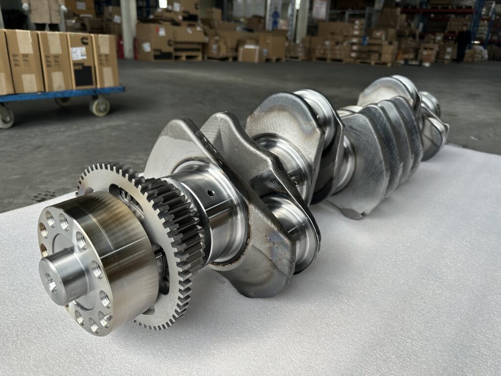 Crankshaft with a geared flange, listed under Cummins QSX15 / ISX15 references 4925761 / 4925762
