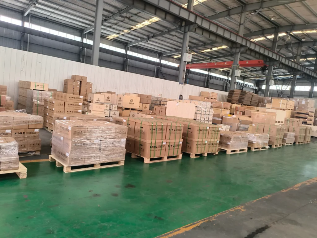 Intérieur d'un entrepôt Volgen Power montrant des palettes empilées d'actionneurs Eaton et de pièces de moteurs diesel emballées, prêtes pour une livraison mondiale.