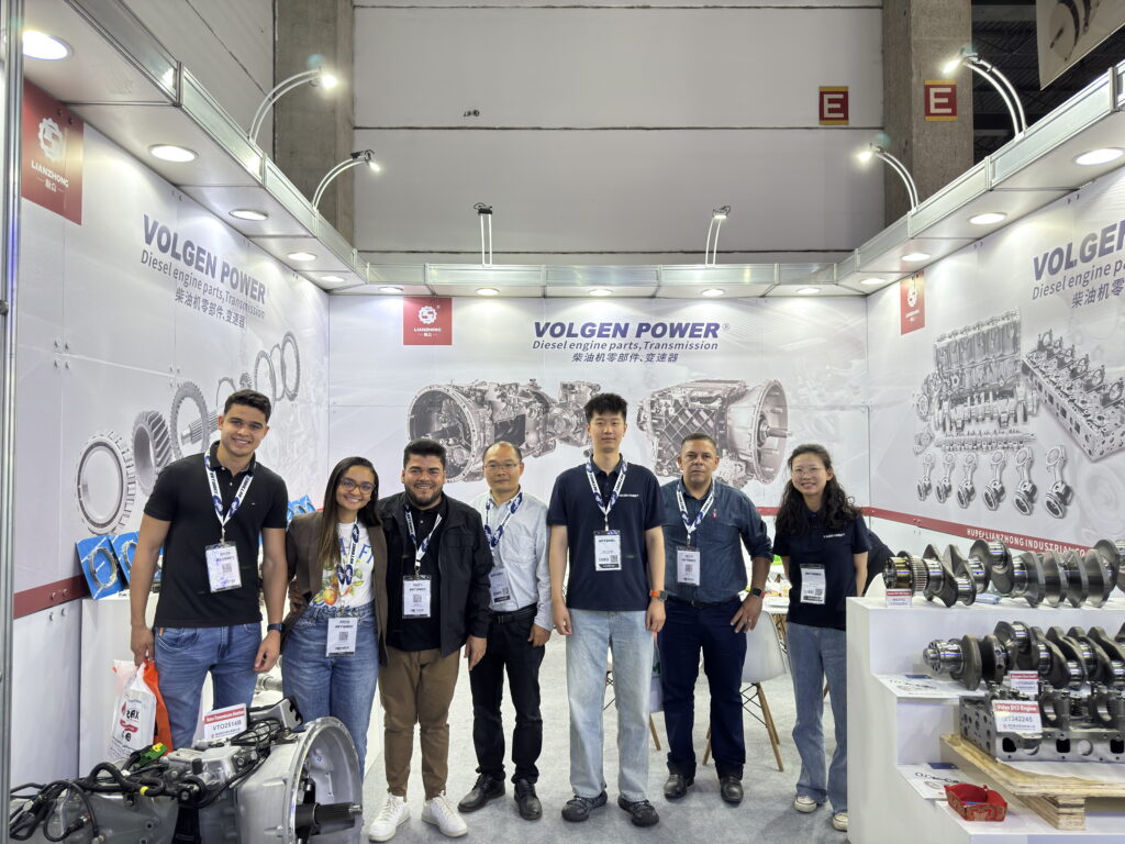 L'équipe de Volgen Power au stand A200 lors d'Automec 2025 à São Paulo, présentant des composants de moteurs diesel et des pièces de transmission.